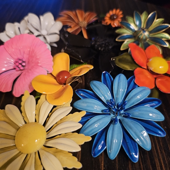 Flower Pin Bundle - Picture 7 of 12